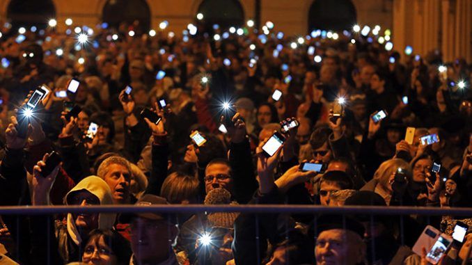 Hungarians revolt against Internet tax