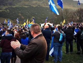 Scots gather in Edinburgh, call for independence