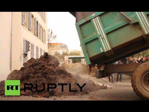 French farmers dump sh*t near administrative offices