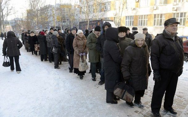 Hundreds in Donetsk forced to queue in the snow to wait for aid packages
