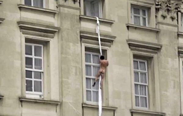 Video: Naked man Filmed ‘Escaping’ Buckingham Palace window