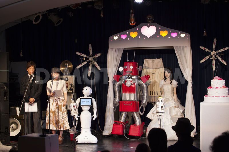 tokyo-first-robot-wedding-frois-and-android-yukirin