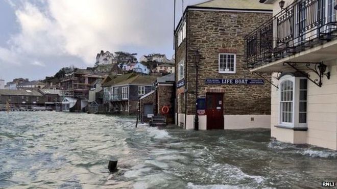 UK weather warning: Super tides to bring floods to parts of Cornwall