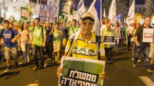 Israeli left-wing activists hold banners during a rally demanding fresh Israeli-Palestinian peace talks at the Rabin Square in the Israeli city of Tel Aviv on October 24, 2015. (© AFP)