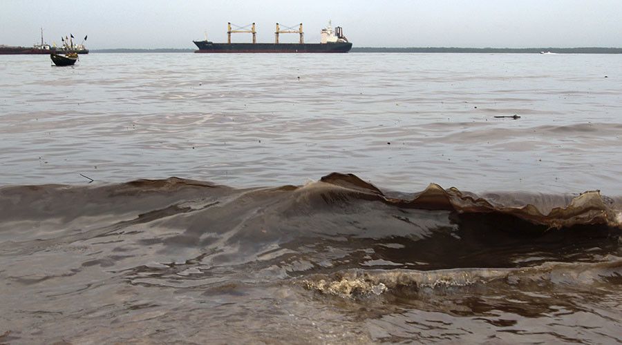 Crude oil washes up near the shore after a Shell pipeline leaked, in the Oloma community in Nigeria's delta region November 27, 2014. © Tife Owolabi / Reuters 