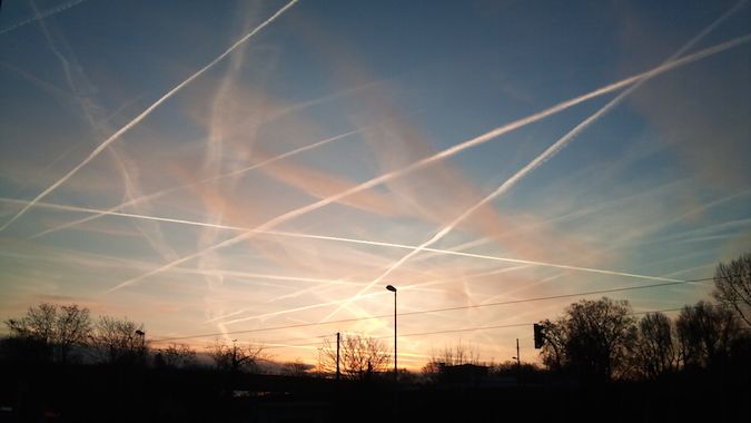 Common or garden variety chemtrail-generated tic tac toe pattern 