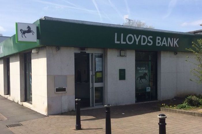 Lloyds bank cut thousands of jobs and close branches amid meltdown
