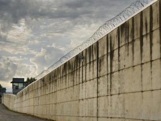 UK to build giant wall to keep out illegal immigrants