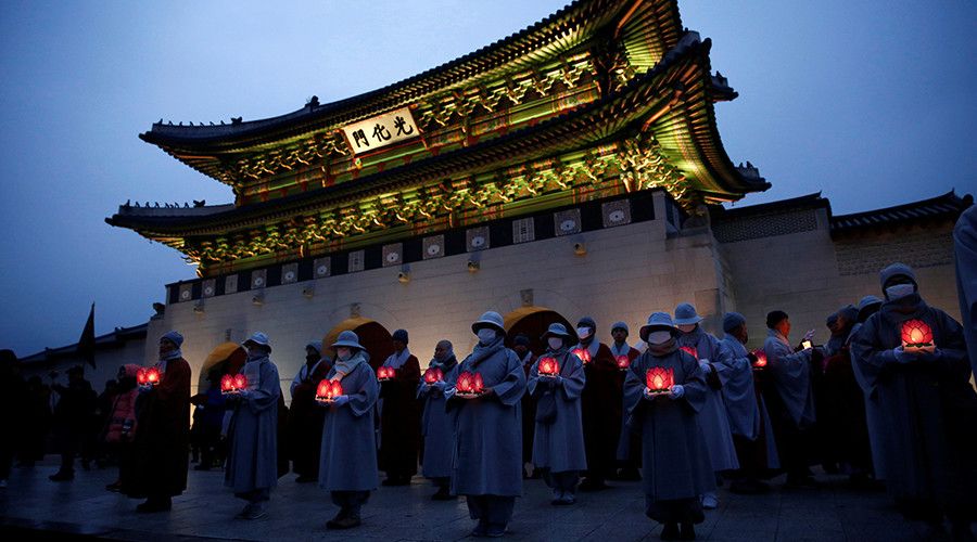 Buddhist monks and nuns hold lanterns at a protest calling for South Korean President Park Geun-hye to step down in Seoul © Kim Kyung-Hoon / Reuters 