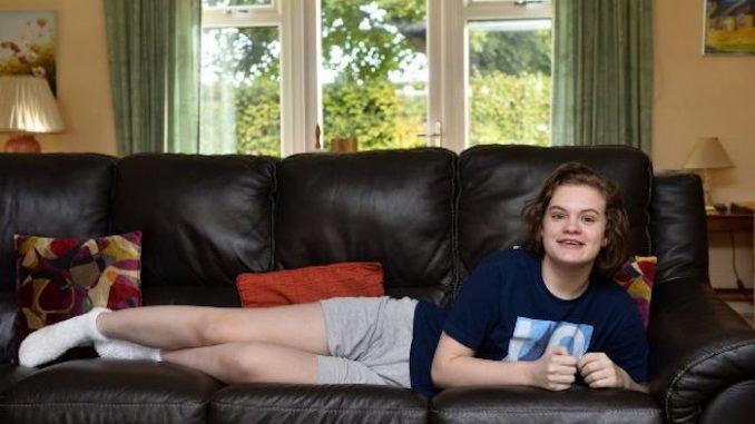 A British teenager says that since she was given the HPV vaccine, her body has deteriorated into one belonging to an 80-year-old woman.