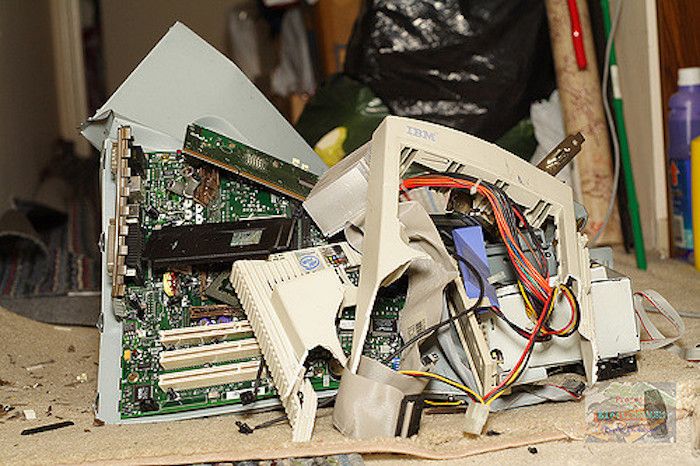 FBI seize smashed hard drives belonging to Wasserman Schultz IT aide