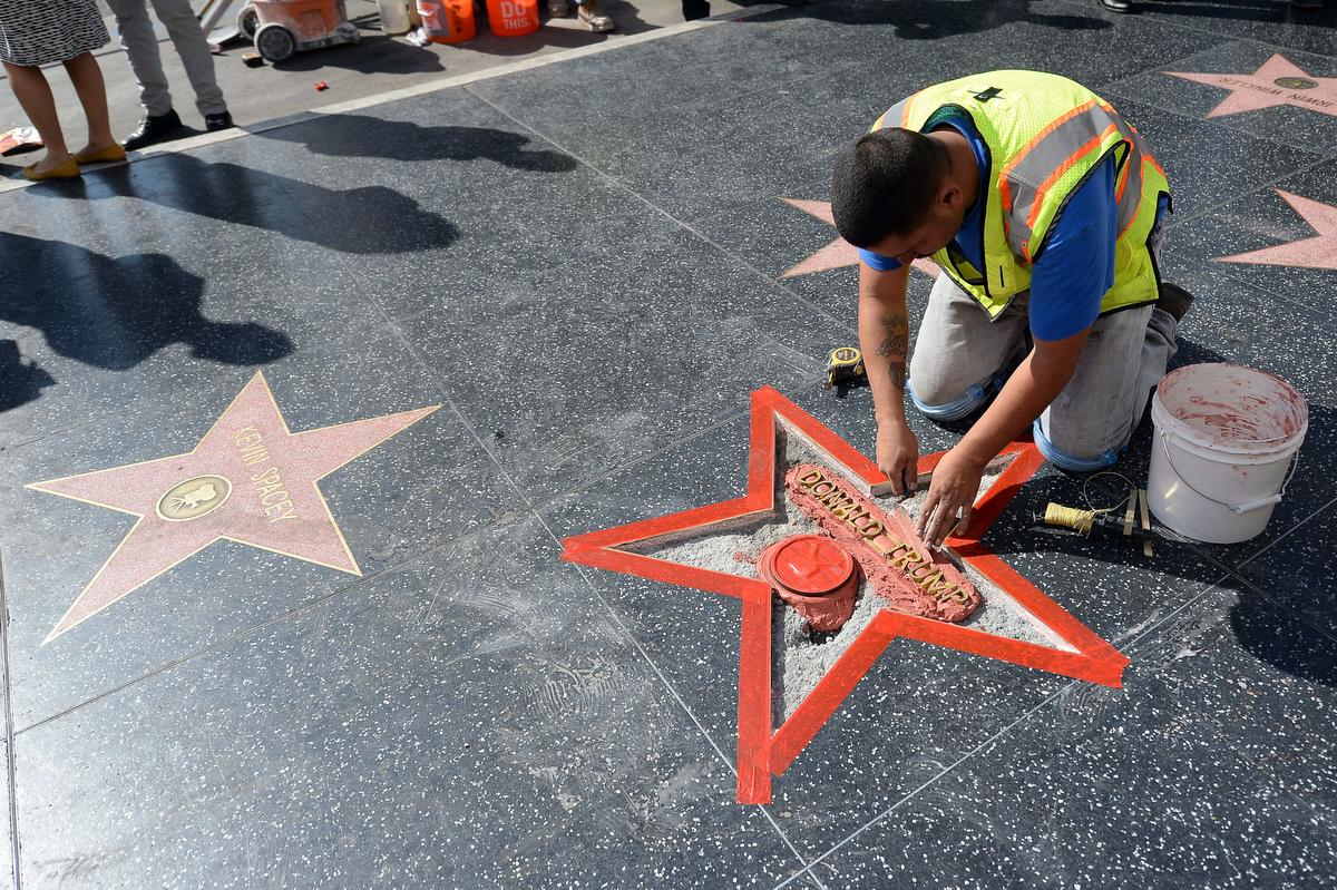 Какие звезды на аллее славы. Лос Анджелес аллея славы. Голливудская «аллея славы» Лос-Анджелес. Лос Анджелес Голливуд аллея славы. Звезда на аллее славы в Голливуде.