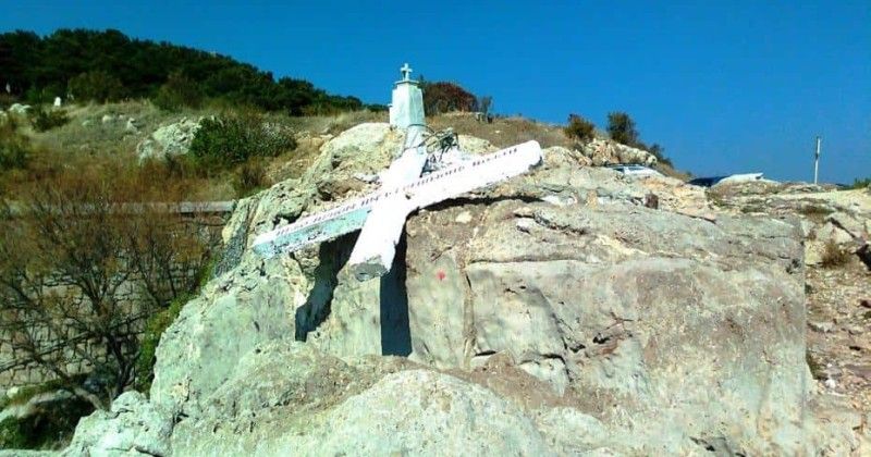 A liberal group has won its battle to demolish a cross on the Greek island of Lesobs, arguing that migrants were "offended" by the cross.