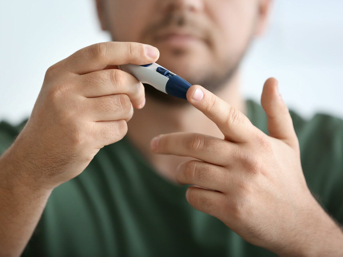 Диабетик. Ручка которой берут кровь. Баланопостит при сахарном диабете у мужчин фото. Широкий Ланцет вызывает заболевание.