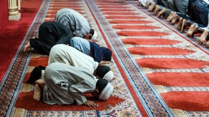 A Seattle-area school district is urging teachers to bless Muslim students in Arabic during Ramadan, allege a religious liberty group.﻿