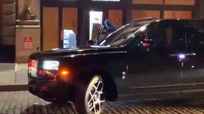 Just when you thought you had seen it all, looters in New York City pull up in an ultra-luxury $350,000 Rolls-Royce Cullinan SUV to ransack a store.