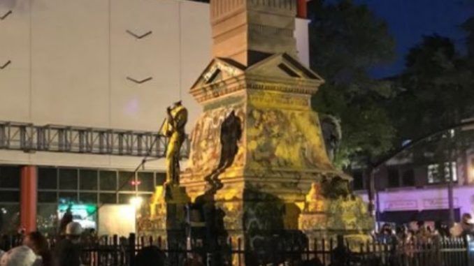 Protestor cracks skull after attempting to topple confederate statue