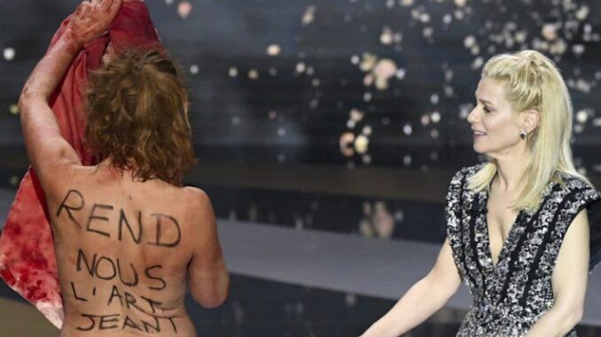 French actress strips naked at awards show to protest lockdowns