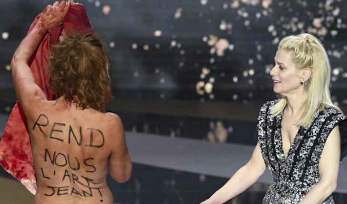 French actress strips naked at awards show to protest lockdowns