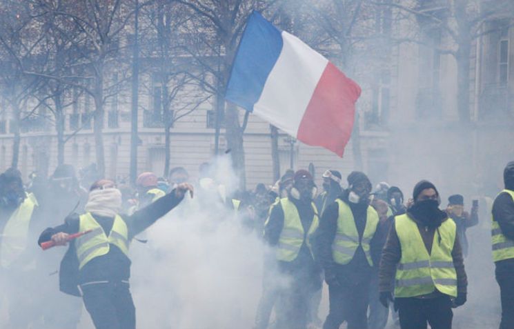 Majority of French agree France is heading towards civil war, poll