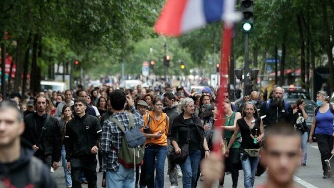 Thousands of French citizens rise up to reject Macron's mandatory vaccines and covid passports