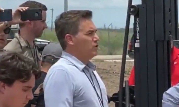 CNN's Jim Acosta loudly booed at border after confronting Trump