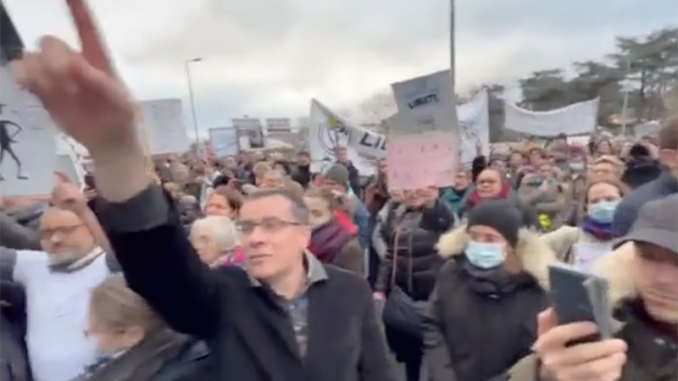 Thousands of French citizens surround Pfizer HQ, call them out as murderers - Media blackout