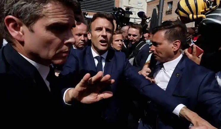 Crowd pelt Rothschild puppet Macron with rotten tomatoes