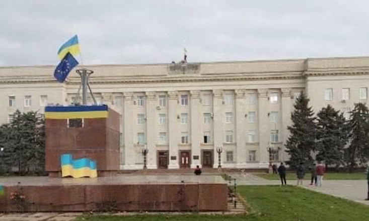 Ukrainians fly EU flag to celebrate Russian retreat