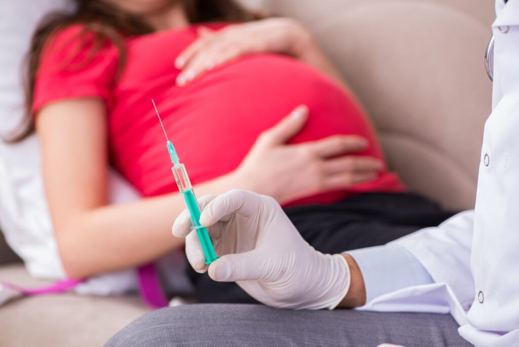 Pregnant wman having vaccine
