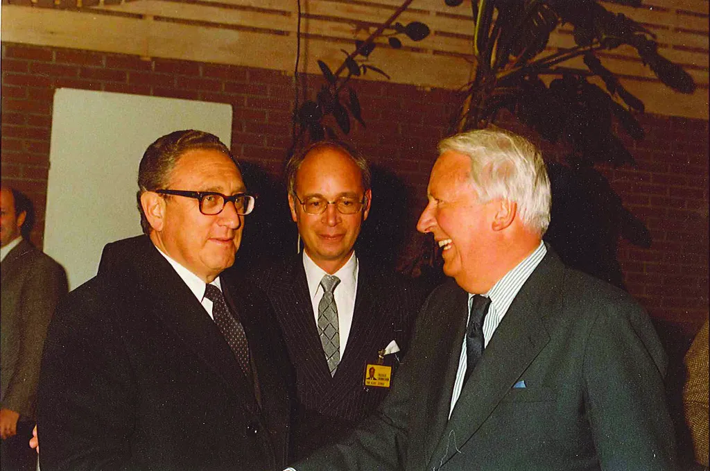 Henry Kissinger com seu aluno e discípulo, Klaus Schwab, fotografado em Davos