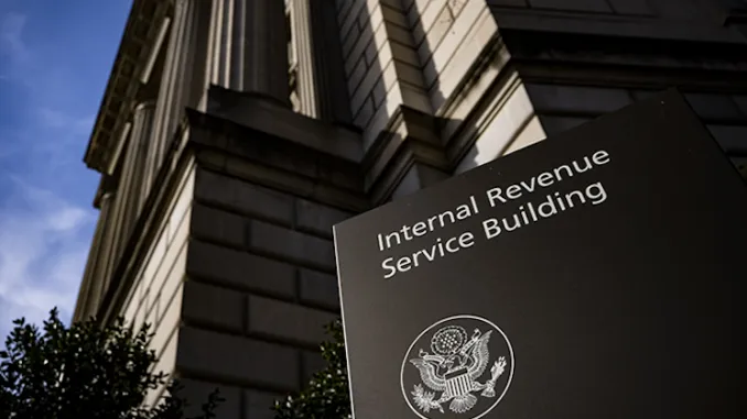 IRS setzt KI-Steuer-Bots ein, um MAGA-Gruppen anzusprechen.