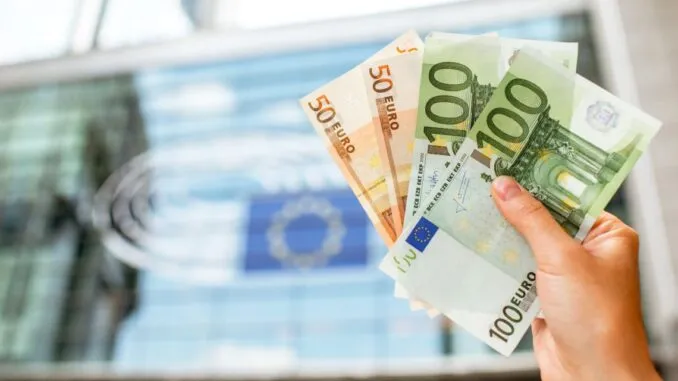 Европарламент одобрил жесткие ограничения на операции с наличными деньгами